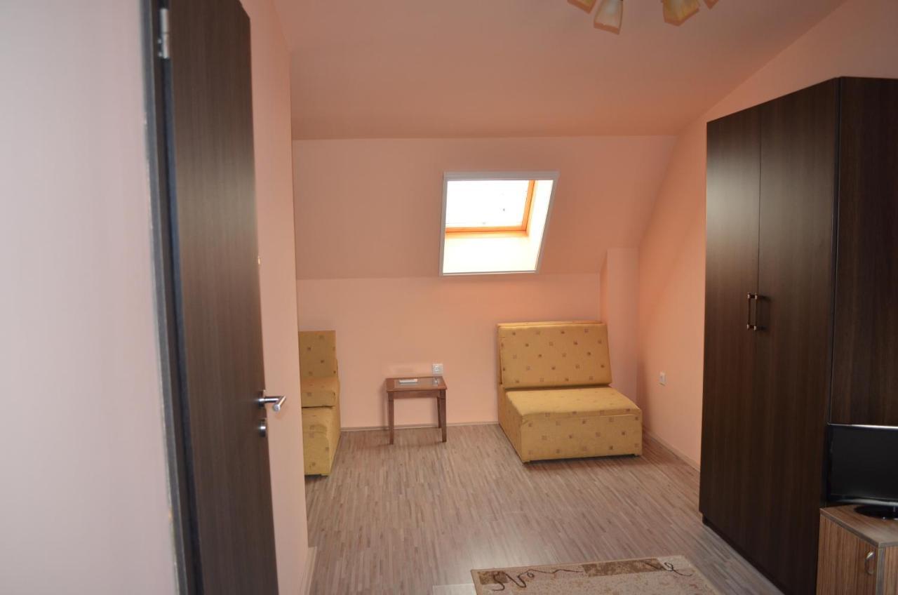 セゲド Holdfenyszallas Bed & Breakfast エクステリア 写真